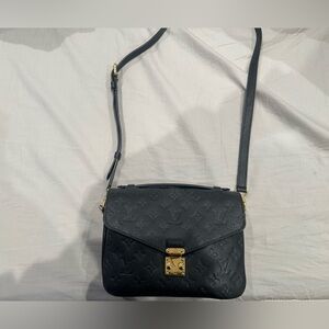 ✖️SOLD✖️Louis Vuitton Pochette Metis Leather Black Bag